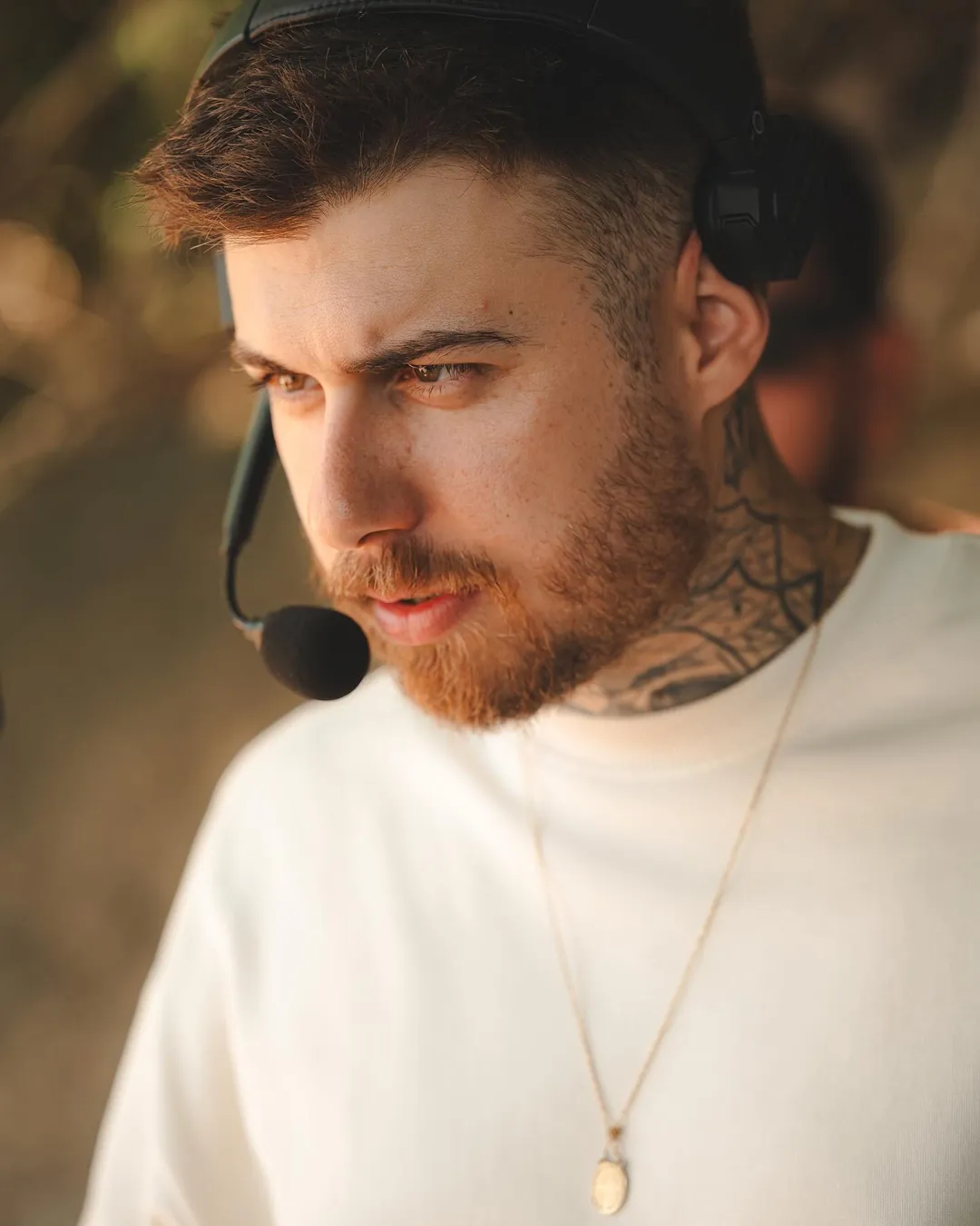 Pedro Ferraro com headset de direção no set